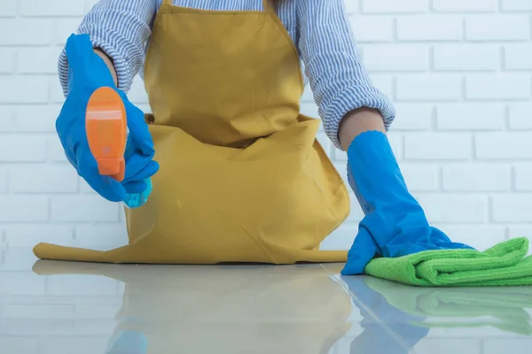 Het Schoonmaakpersoneel Gebruikt Doeken Aan Oppervlakte Maakt Gebruik Van Reinigingsmiddelen — Stockfoto