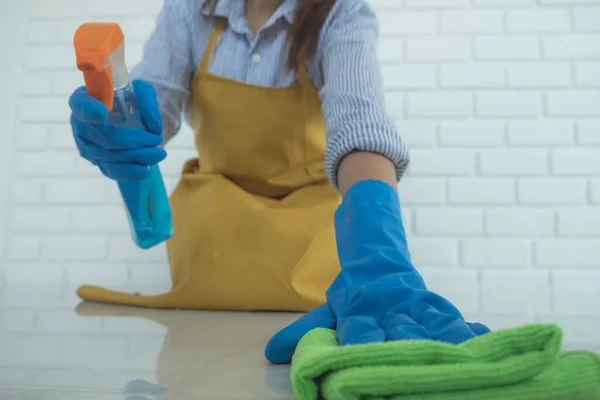 清洁人员在表面使用衣物 并使用含有杀菌成分的清洁剂来杀死疾病和病毒 — 图库照片