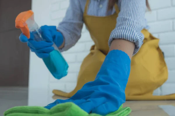 Het Schoonmaakpersoneel Gebruikt Doeken Aan Oppervlakte Maakt Gebruik Van Reinigingsmiddelen — Stockfoto