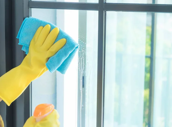 清洁人员在窗户表面用布和灰尘刷窗帘 并用清洁剂杀死细菌和病毒 — 图库照片