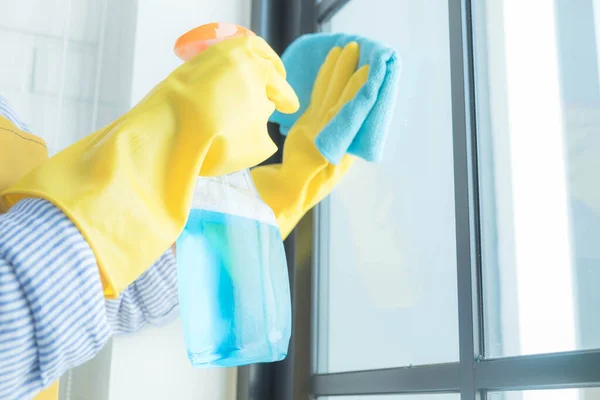 Personel Sprzątający Używa Ścierki Szczotki Kurzu Powierzchni Okna Żaluzjami Używa — Zdjęcie stockowe