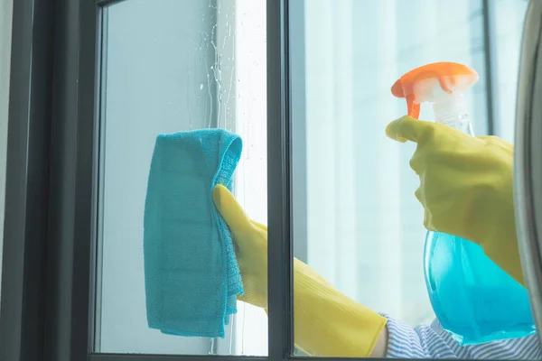 Temizlik Ekibi Pencere Yüzeyinde Panjurlu Bir Bez Toz Fırçası Kullanıyor — Stok fotoğraf
