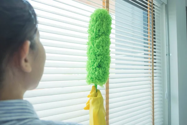 Temizlik Ekibi Pencere Yüzeyinde Panjurlu Bir Bez Toz Fırçası Kullanıyor — Stok fotoğraf