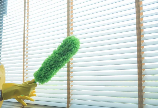 Cleaning Staff Uses Cloth Dust Brush Window Surface Blinds Uses — Stock Photo, Image