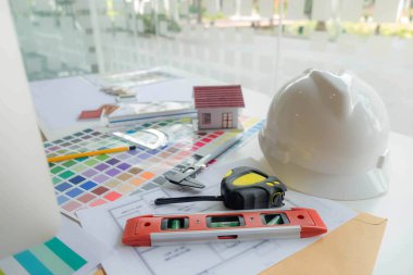 Mühendisler ve yaratıcı sanatçılar masa, iş, danışma, renk ve malzeme seçimi, ölçüm boyutu, serin renkler, yumuşak tonlar ve güzel tonlarda çalışırlar..