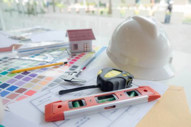 Mühendisler ve yaratıcı sanatçılar masa, iş, danışma, renk ve malzeme seçimi, ölçüm boyutu, serin renkler, yumuşak tonlar ve güzel tonlarda çalışırlar..