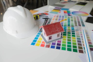 Mühendisler ve yaratıcı sanatçılar masa, iş, danışma, renk ve malzeme seçimi, ölçüm boyutu, serin renkler, yumuşak tonlar ve güzel tonlarda çalışırlar..