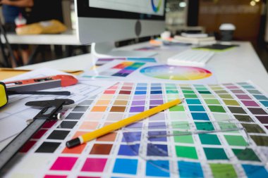 Mühendisler ve yaratıcı sanatçılar masa, iş, danışma, renk ve malzeme seçimi, ölçüm boyutu, serin renkler, yumuşak tonlar ve güzel tonlarda çalışırlar..