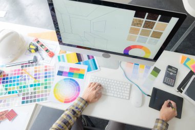 Mühendisler ve yaratıcı sanatçılar masa, iş, danışma, renk ve malzeme seçimi, ölçüm boyutu, serin renkler, yumuşak tonlar ve güzel tonlarda çalışırlar..