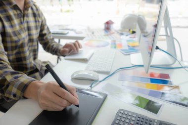 Mühendisler ve yaratıcı sanatçılar masa, iş, danışma, renk ve malzeme seçimi, ölçüm boyutu, serin renkler, yumuşak tonlar ve güzel tonlarda çalışırlar..