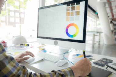 Mühendisler ve yaratıcı sanatçılar masa, iş, danışma, renk ve malzeme seçimi, ölçüm boyutu, serin renkler, yumuşak tonlar ve güzel tonlarda çalışırlar..