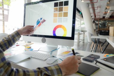 Mühendisler ve yaratıcı sanatçılar masa, iş, danışma, renk ve malzeme seçimi, ölçüm boyutu, serin renkler, yumuşak tonlar ve güzel tonlarda çalışırlar..