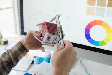 Mühendisler ve yaratıcı sanatçılar masa, iş, danışma, renk ve malzeme seçimi, ölçüm boyutu, serin renkler, yumuşak tonlar ve güzel tonlarda çalışırlar..