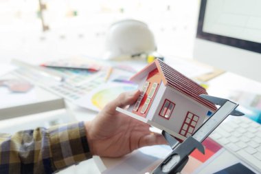 Mühendisler ve yaratıcı sanatçılar masa, iş, danışma, renk ve malzeme seçimi, ölçüm boyutu, serin renkler, yumuşak tonlar ve güzel tonlarda çalışırlar..