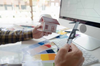 Mühendisler ve yaratıcı sanatçılar masa, iş, danışma, renk ve malzeme seçimi, ölçüm boyutu, serin renkler, yumuşak tonlar ve güzel tonlarda çalışırlar..