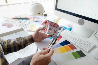 Mühendisler ve yaratıcı sanatçılar masa, iş, danışma, renk ve malzeme seçimi, ölçüm boyutu, serin renkler, yumuşak tonlar ve güzel tonlarda çalışırlar..