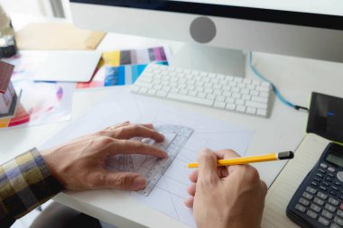 Mühendisler ve yaratıcı sanatçılar masa, iş, danışma, renk ve malzeme seçimi, ölçüm boyutu, serin renkler, yumuşak tonlar ve güzel tonlarda çalışırlar..