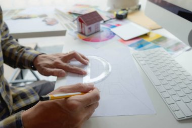 Mühendisler ve yaratıcı sanatçılar masa, iş, danışma, renk ve malzeme seçimi, ölçüm boyutu, serin renkler, yumuşak tonlar ve güzel tonlarda çalışırlar..