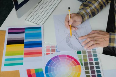 Mühendisler ve yaratıcı sanatçılar masa, iş, danışma, renk ve malzeme seçimi, ölçüm boyutu, serin renkler, yumuşak tonlar ve güzel tonlarda çalışırlar..