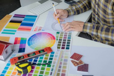 Mühendisler ve yaratıcı sanatçılar masa, iş, danışma, renk ve malzeme seçimi, ölçüm boyutu, serin renkler, yumuşak tonlar ve güzel tonlarda çalışırlar..