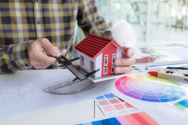 Mühendisler ve yaratıcı sanatçılar masa, iş, danışma, renk ve malzeme seçimi, ölçüm boyutu, serin renkler, yumuşak tonlar ve güzel tonlarda çalışırlar..