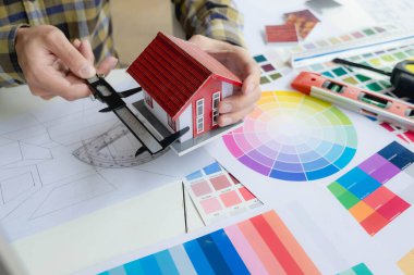 Mühendisler ve yaratıcı sanatçılar masa, iş, danışma, renk ve malzeme seçimi, ölçüm boyutu, serin renkler, yumuşak tonlar ve güzel tonlarda çalışırlar..