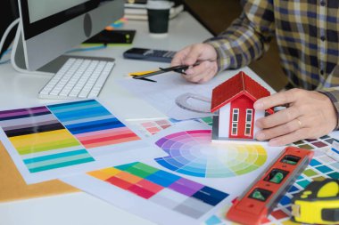 Mühendisler ve yaratıcı sanatçılar masa, iş, danışma, renk ve malzeme seçimi, ölçüm boyutu, serin renkler, yumuşak tonlar ve güzel tonlarda çalışırlar..