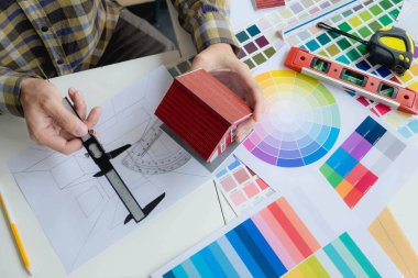 Mühendisler ve yaratıcı sanatçılar masa, iş, danışma, renk ve malzeme seçimi, ölçüm boyutu, serin renkler, yumuşak tonlar ve güzel tonlarda çalışırlar..