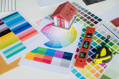 Mühendisler ve yaratıcı sanatçılar masa, iş, danışma, renk ve malzeme seçimi, ölçüm boyutu, serin renkler, yumuşak tonlar ve güzel tonlarda çalışırlar..