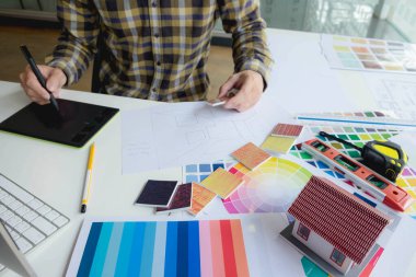 Mühendisler ve yaratıcı sanatçılar masa, iş, danışma, renk ve malzeme seçimi, ölçüm boyutu, serin renkler, yumuşak tonlar ve güzel tonlarda çalışırlar..