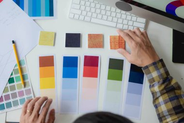 Mühendisler ve yaratıcı sanatçılar masa, iş, danışma, renk ve malzeme seçimi, ölçüm boyutu, serin renkler, yumuşak tonlar ve güzel tonlarda çalışırlar..