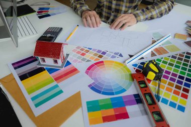 Mühendisler ve yaratıcı sanatçılar masa, iş, danışma, renk ve malzeme seçimi, ölçüm boyutu, serin renkler, yumuşak tonlar ve güzel tonlarda çalışırlar..