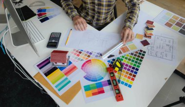 Mühendisler ve yaratıcı sanatçılar masa, iş, danışma, renk ve malzeme seçimi, ölçüm boyutu, serin renkler, yumuşak tonlar ve güzel tonlarda çalışırlar..