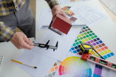 Mühendisler ve yaratıcı sanatçılar masa, iş, danışma, renk ve malzeme seçimi, ölçüm boyutu, serin renkler, yumuşak tonlar ve güzel tonlarda çalışırlar..