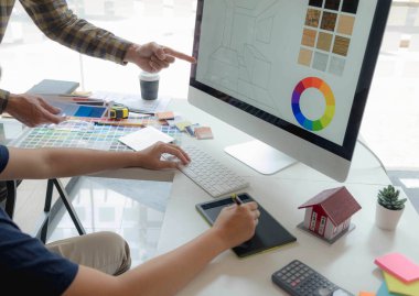 Mühendisler ve yaratıcı sanatçılar masa, iş, danışma, renk ve malzeme seçimi, ölçüm boyutu, serin renkler, yumuşak tonlar ve güzel tonlarda çalışırlar..