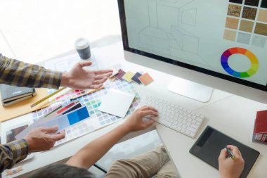 Mühendisler ve yaratıcı sanatçılar masa, iş, danışma, renk ve malzeme seçimi, ölçüm boyutu, serin renkler, yumuşak tonlar ve güzel tonlarda çalışırlar..