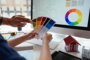 Mühendisler ve yaratıcı sanatçılar masa, iş, danışma, renk ve malzeme seçimi, ölçüm boyutu, serin renkler, yumuşak tonlar ve güzel tonlarda çalışırlar..