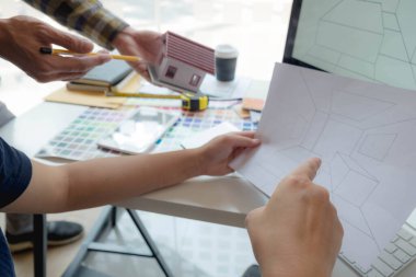 Mühendisler ve yaratıcı sanatçılar masa, iş, danışma, renk ve malzeme seçimi, ölçüm boyutu, serin renkler, yumuşak tonlar ve güzel tonlarda çalışırlar..