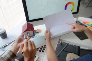 Mühendisler ve yaratıcı sanatçılar masa, iş, danışma, renk ve malzeme seçimi, ölçüm boyutu, serin renkler, yumuşak tonlar ve güzel tonlarda çalışırlar..