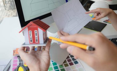 Mühendisler ve yaratıcı sanatçılar masa, iş, danışma, renk ve malzeme seçimi, ölçüm boyutu, serin renkler, yumuşak tonlar ve güzel tonlarda çalışırlar..