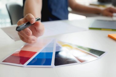 Mühendisler ve yaratıcı sanatçılar masa, iş, danışma, renk ve malzeme seçimi, ölçüm boyutu, serin renkler, yumuşak tonlar ve güzel tonlarda çalışırlar..