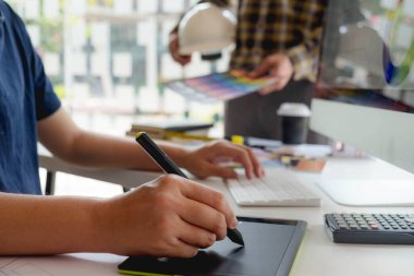 Mühendisler ve yaratıcı sanatçılar masa, iş, danışma, renk ve malzeme seçimi, ölçüm boyutu, serin renkler, yumuşak tonlar ve güzel tonlarda çalışırlar..