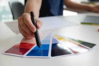 Mühendisler ve yaratıcı sanatçılar masa, iş, danışma, renk ve malzeme seçimi, ölçüm boyutu, serin renkler, yumuşak tonlar ve güzel tonlarda çalışırlar..