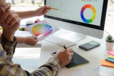 Mühendisler ve yaratıcı sanatçılar masa, iş, danışma, renk ve malzeme seçimi, ölçüm boyutu, serin renkler, yumuşak tonlar ve güzel tonlarda çalışırlar..