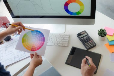 Mühendisler ve yaratıcı sanatçılar masa, iş, danışma, renk ve malzeme seçimi, ölçüm boyutu, serin renkler, yumuşak tonlar ve güzel tonlarda çalışırlar..