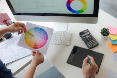 Mühendisler ve yaratıcı sanatçılar masa, iş, danışma, renk ve malzeme seçimi, ölçüm boyutu, serin renkler, yumuşak tonlar ve güzel tonlarda çalışırlar..