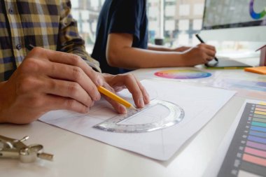 Mühendisler ve yaratıcı sanatçılar masa, iş, danışma, renk ve malzeme seçimi, ölçüm boyutu, serin renkler, yumuşak tonlar ve güzel tonlarda çalışırlar..