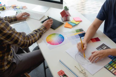 Mühendisler ve yaratıcı sanatçılar masa, iş, danışma, renk ve malzeme seçimi, ölçüm boyutu, serin renkler, yumuşak tonlar ve güzel tonlarda çalışırlar..