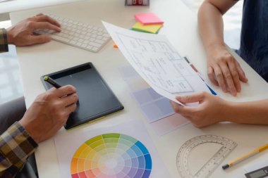 Mühendisler ve yaratıcı sanatçılar masa, iş, danışma, renk ve malzeme seçimi, ölçüm boyutu, serin renkler, yumuşak tonlar ve güzel tonlarda çalışırlar..