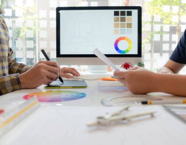 Mühendisler ve yaratıcı sanatçılar masa, iş, danışma, renk ve malzeme seçimi, ölçüm boyutu, serin renkler, yumuşak tonlar ve güzel tonlarda çalışırlar..